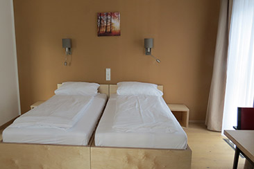Modernes Zimmer mit einem Doppelbett im gästehaus EISENSTRASSE, Bezirk Leoben 
